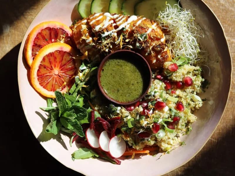 Bowl de quinoa aux légumes, orange sanguine et graines germées — L'impulsion sur 3 mois